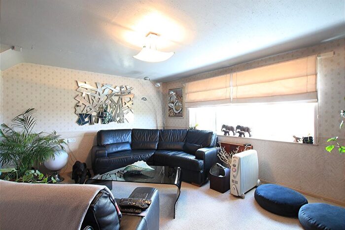 2 Bedroom Flat To Rent In Harlech Gardens, Hounslow, TW5