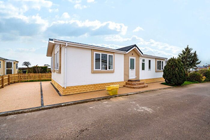 2 Bedroom Mobile/park Home For Sale In Pine Grove Park, Swavesey, Cambridge, CB24
