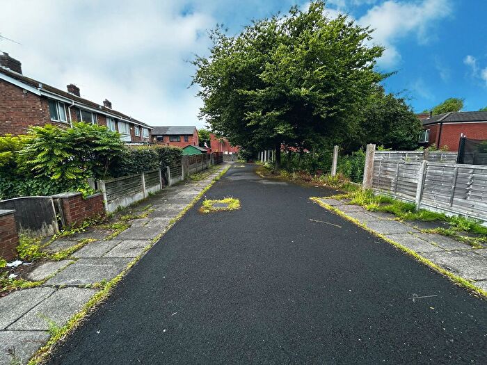 3 Bedroom End Of Terrace House For Sale In Lucerne Close, Chadderton, Oldham, OL9