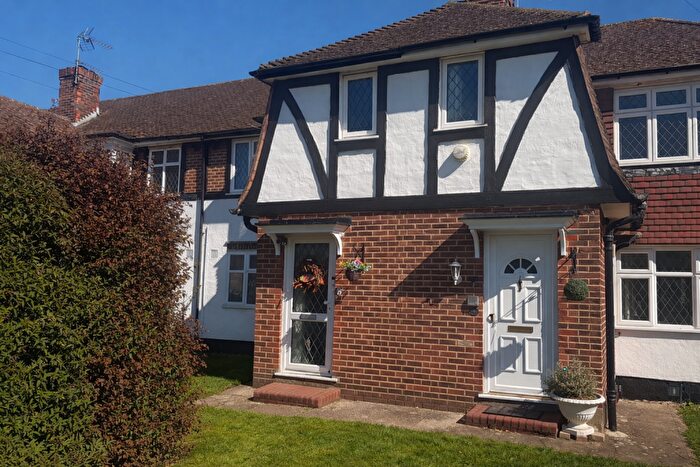 2 Bedroom Flat For Sale In Latchmere Lane, Kingston Upon Thames, KT2