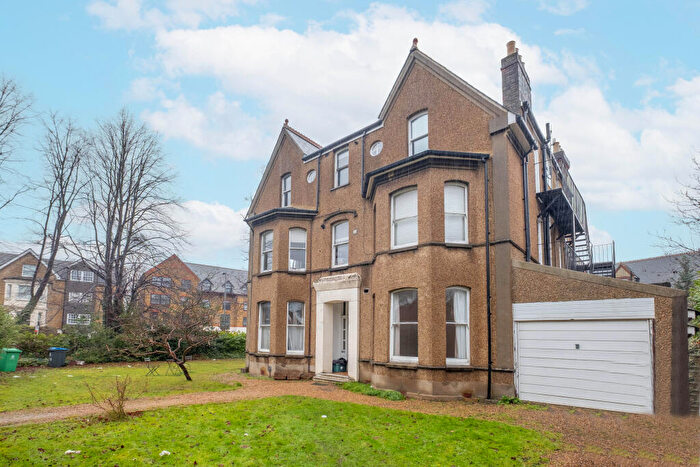 1 Bedroom Flat For Sale In Parklands, Surbiton, KT5