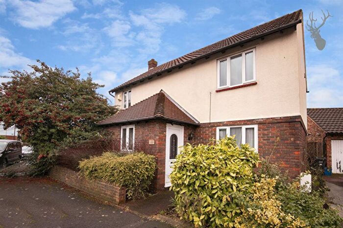 4 Bedroom Semi Detached House To Rent In Peel Place, Ilford, IG5