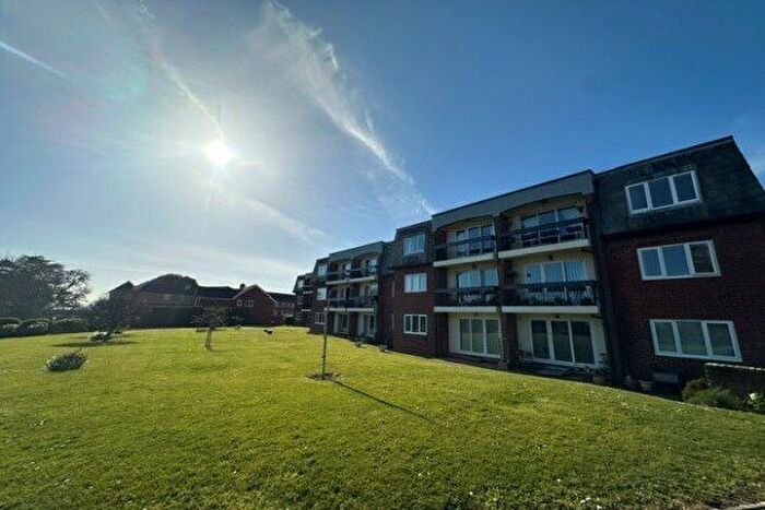 2 Bedroom Flat To Rent In Cranford Avenue, Exmouth, EX8
