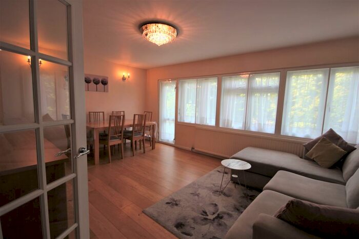 2 Bedroom Apartment To Rent In Wayside, London, NW11