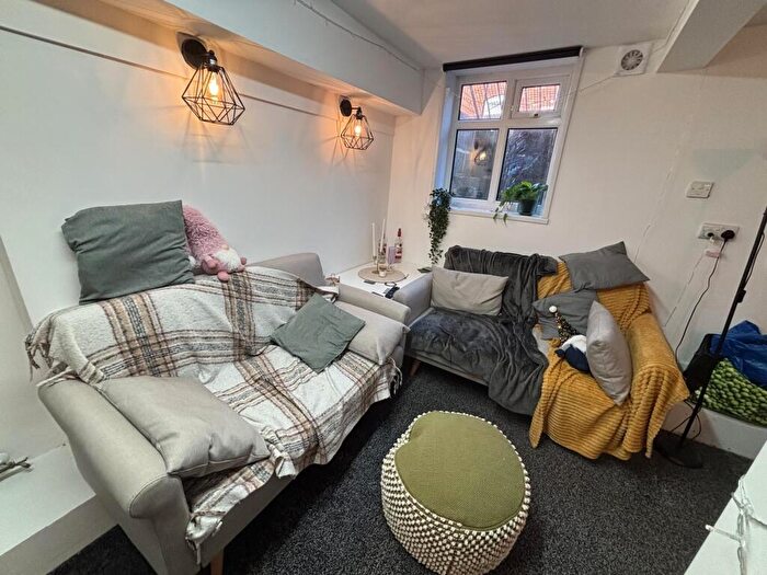 3 Bedroom Flat To Rent In Headingley Avenue, Leeds, LS6