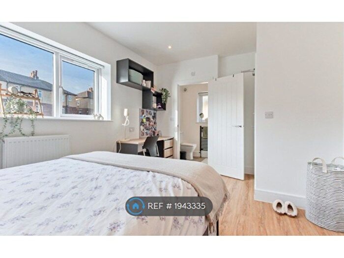 5 Bedroom Detached House To Rent In Stile Common Road, Huddersfield, HD4