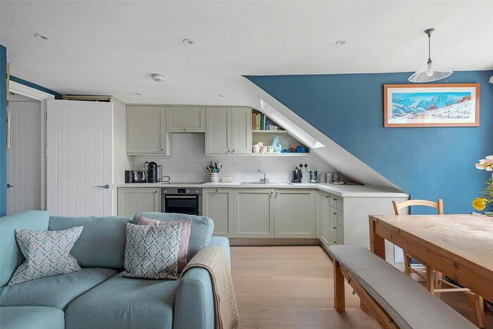 2 Bedroom Flat To Rent In Geraldine Road, London, SW18