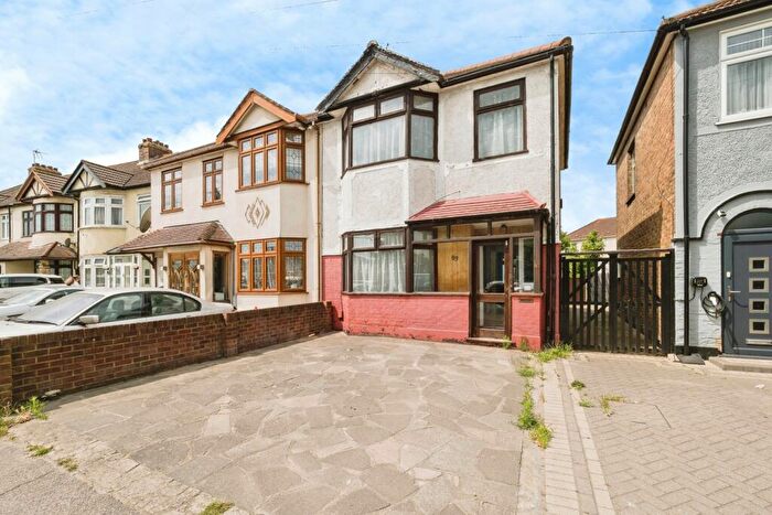 3 Bedroom Semi-Detached House For Sale In South End Road, Rainham, RM13