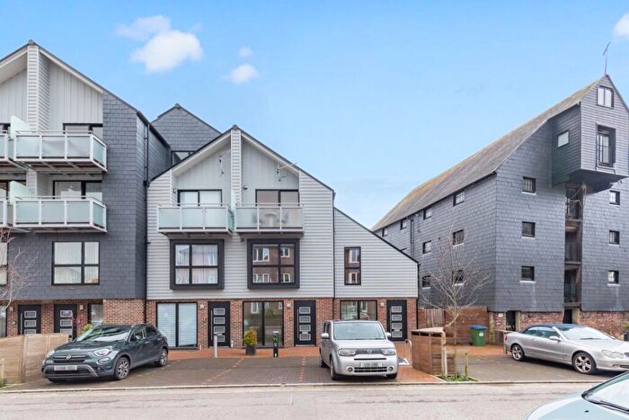 4 Bedroom Semi-Detached House To Rent In Falcon Wharf, Lewes, BN7
