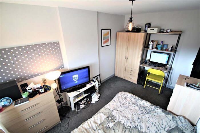4 Bedroom Semi-Detached House To Rent In Kirkstall Hill, Burley, Leeds, LS4