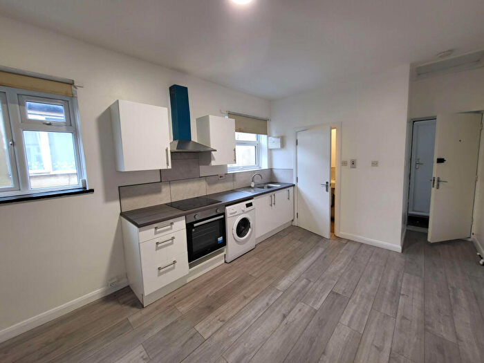 Studio To Rent In Crawley Road, Luton, LU1