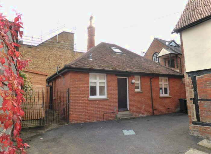 2 Bedroom Bungalow To Rent In Falcon Court, Market Square, OX12