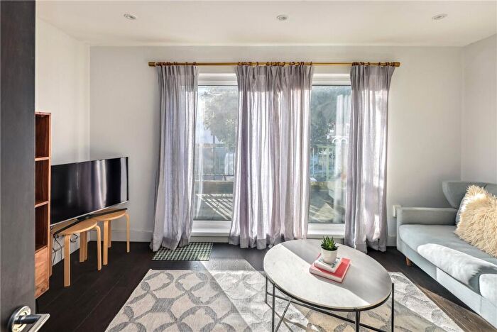 3 Bedroom House To Rent In Tavistock Close, Stoke Newington, London, N16