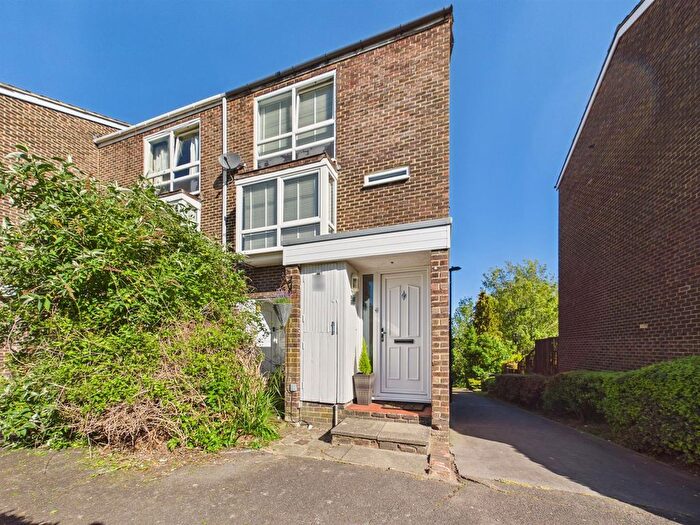2 Bedroom Maisonette For Sale In Cordrey Gardens, Coulsdon, CR5