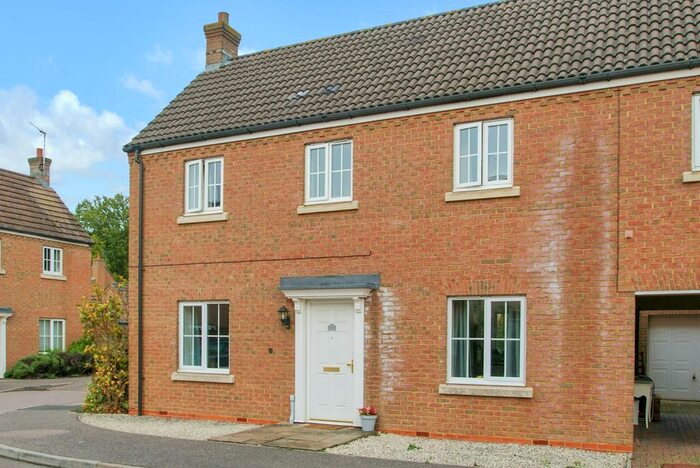 3 Bedroom Link Detached House To Rent In Hurn Grove, Bishop's Stortford, CM23
