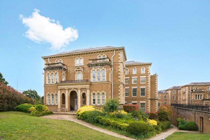 3 Bedroom Apartment To Rent In Royal Drive, Friern Barnet, N11