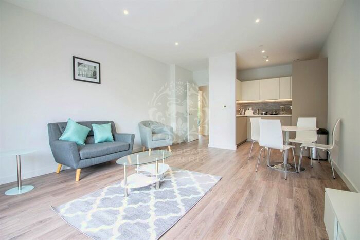3 Bedroom Flat To Rent In Newnton Close, London, N4