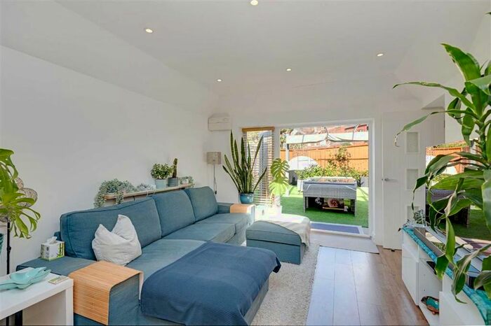 2 Bedroom Bungalow To Rent In Chatsworth Road, Mapesbury, London, NW2