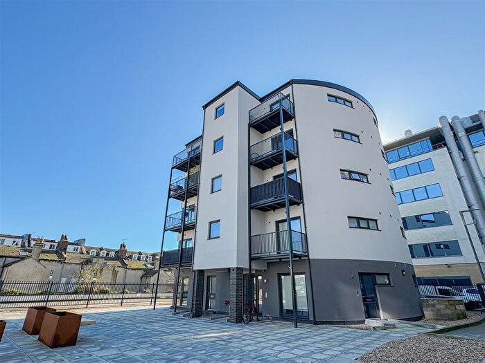 2 Bedroom Flat To Rent In Martin Court, Hastings, TN34