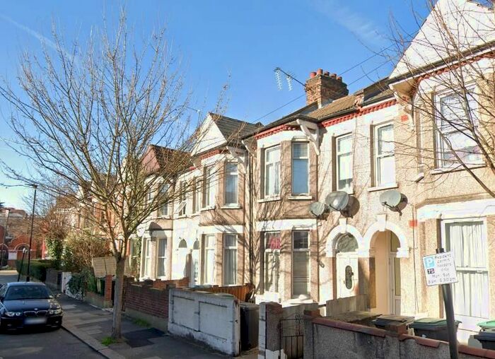 3 Bedroom Flat To Rent In Springfield Road, London, N15