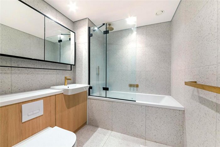 2 Bedroom Apartment To Rent In Cendal Crescent, London, E1