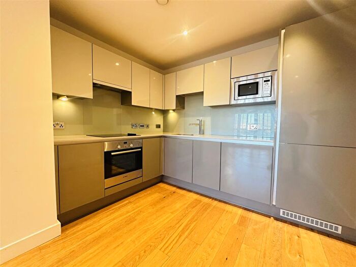 2 Bedroom Flat To Rent In Gaol Ferry Steps, Bristol, BS1
