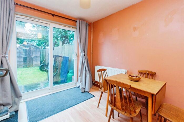 3 Bedroom End Of Terrace House For Sale In Bracken Way, Aylesbury, HP21