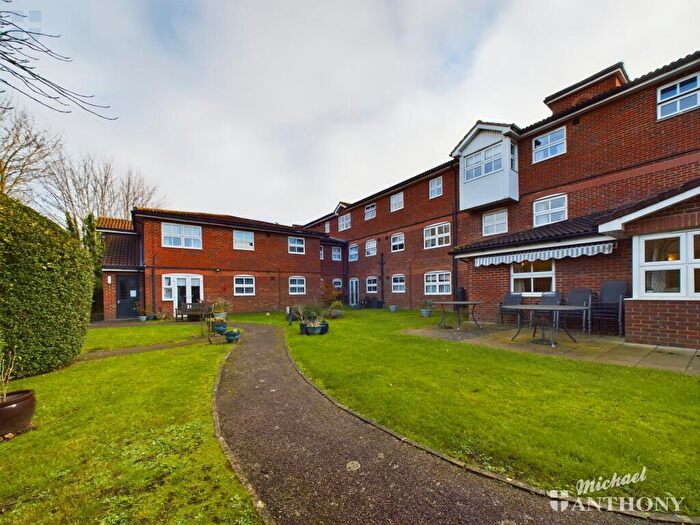 1 Bedroom Flat For Sale In Hanover Court, Croft Road, Aylesbury, Buckinghamshire, HP21