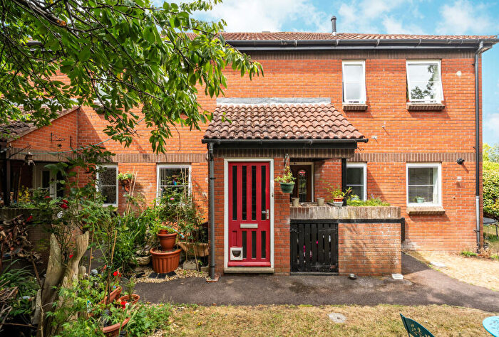 1 Bedroom Apartment For Sale In Valley Road, Mangotsfield, Bristol, South Gloucestershire, BS16