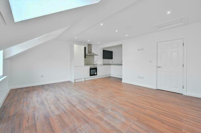 2 Bedroom Flat To Rent In Brownhill Road, Catford, London, SE6