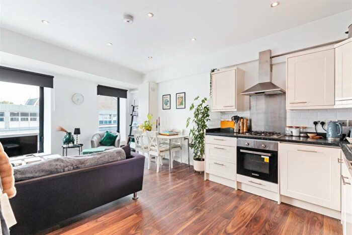 2 Bedroom Flat To Rent In Balham High Road, London, SW12