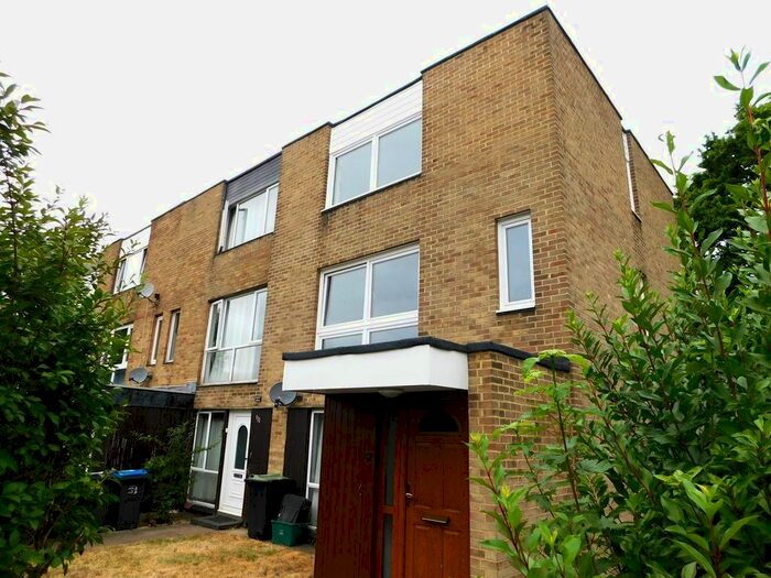 2 Bedroom Maisonette To Rent In Turnpike Link, Croydon, CR0