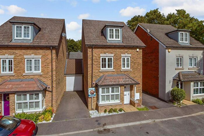 4 Bedroom Link Detached House For Sale In Cantium Place, Snodland, Kent, ME6