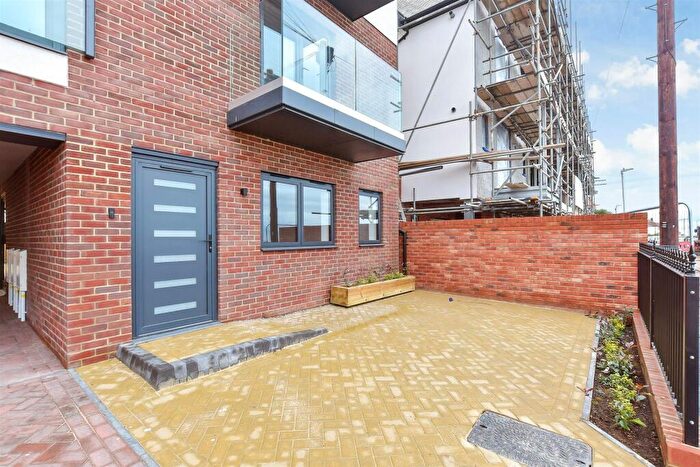 1 Bedroom Flat For Sale In Pier View, St. George's Terrace, Herne Bay, Kent, CT6