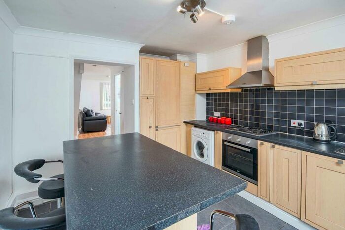 3 Bedroom Maisonette To Rent In Fairfoot Road, Bow, E3