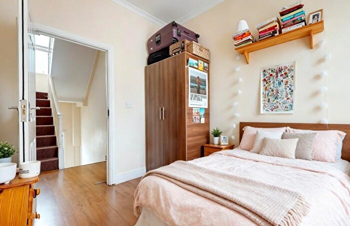 4 Bedroom Flat To Rent In King Henry Walk, London, N1