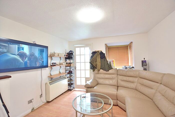 1 Bedroom Detached House To Rent In Hamilton Way, Southgate, N13