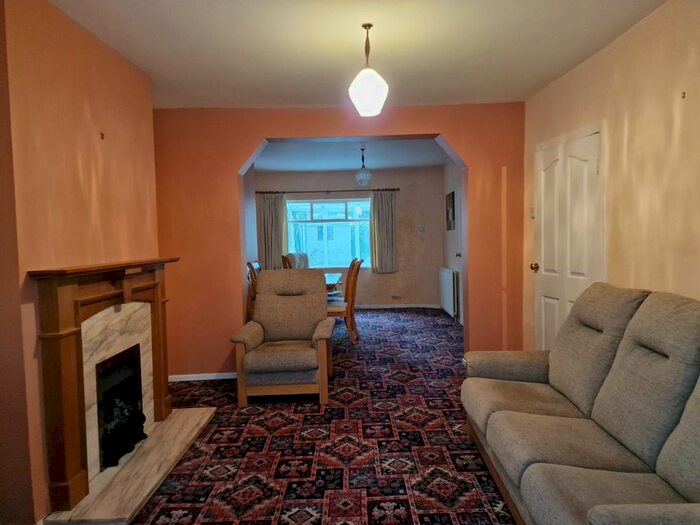 3 Bedroom Semi-Detached House To Rent In Redthorn Grove, Birmingham, B33