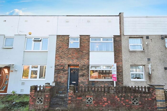 3 Bedroom Terraced House For Sale In Clematis Close, Romford, RM3