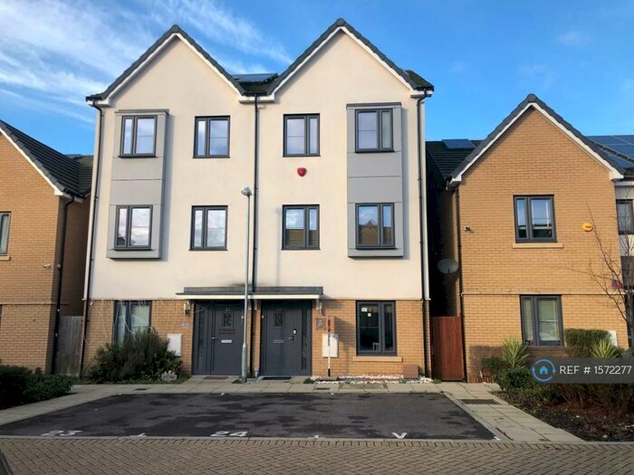 4 Bedroom Semi-Detached House To Rent In Reservoir Way, Ilford, IG6