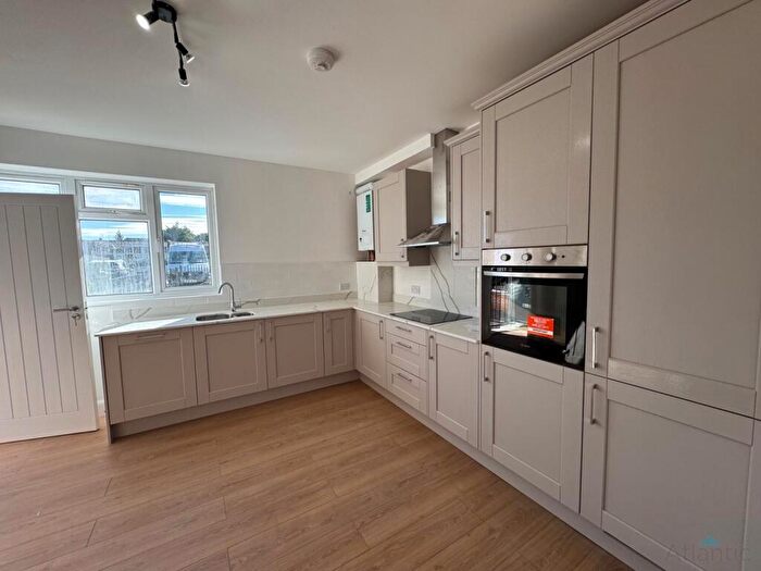 2 Bedroom Flat To Rent In Darkes Lane, Potters Bar, EN6