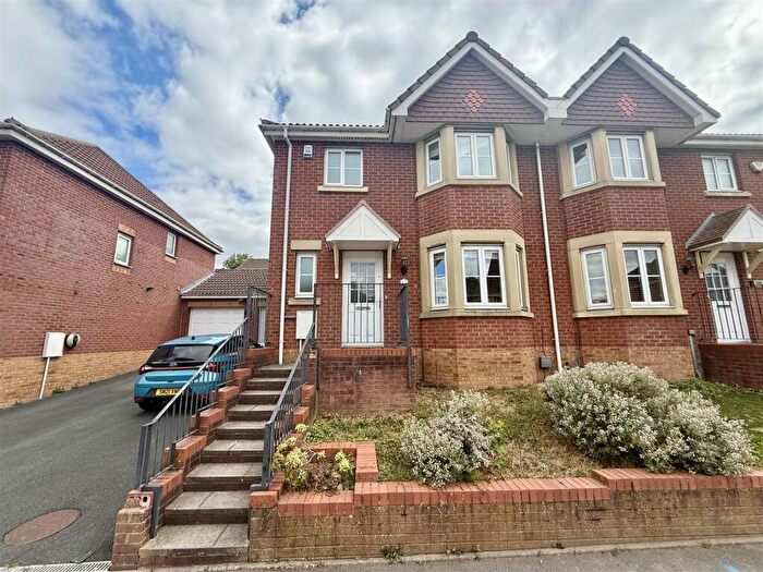 3 Bedroom Link Detached House To Rent In Kingsway, Oldbury, West Midlands, B68