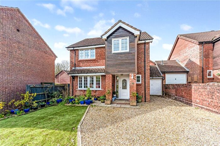 4 Bedroom Link Detached House For Sale In Waverley Drive, South Wonston, Winchester, Hampshire, SO21