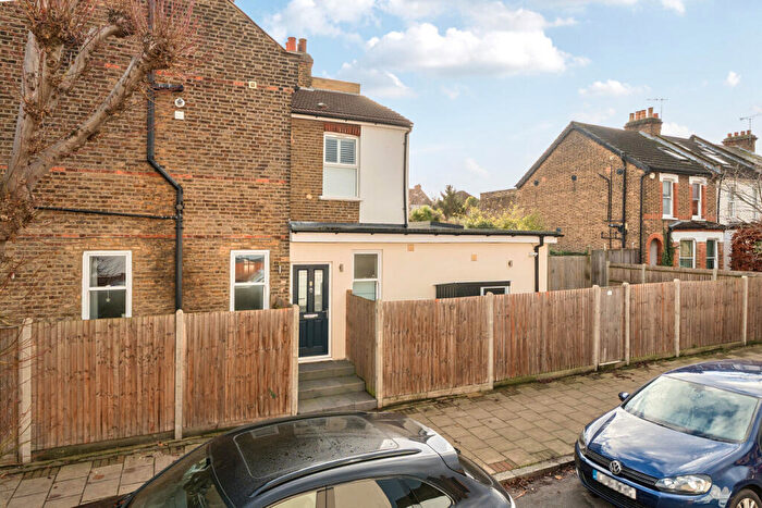 2 Bedroom Flat For Sale In Pelham Road, Beckenham, BR3