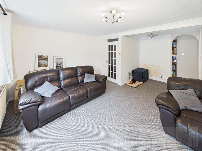 2 Bedroom Flat For Sale In Chiddingly Close, Crawley, RH10