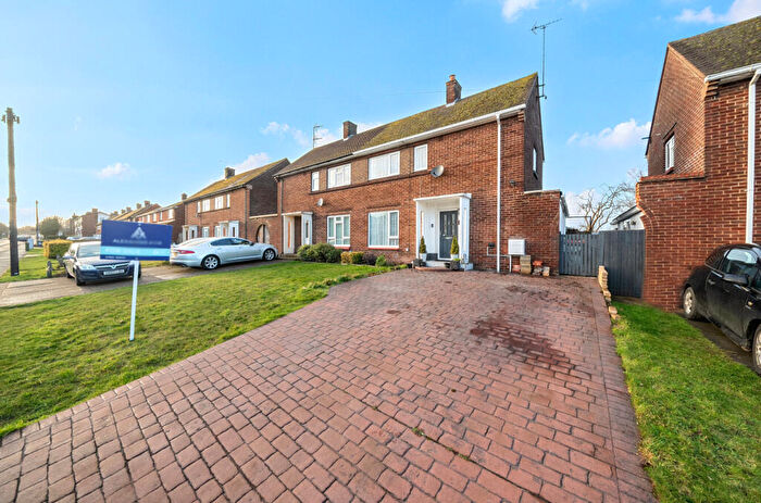 2 Bedroom Semi Detached House For Sale In Westfield Road, Dunstable, Bedfordshire, LU6