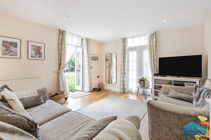 2 Bedroom Flat For Sale In Royal Drive, London, N11