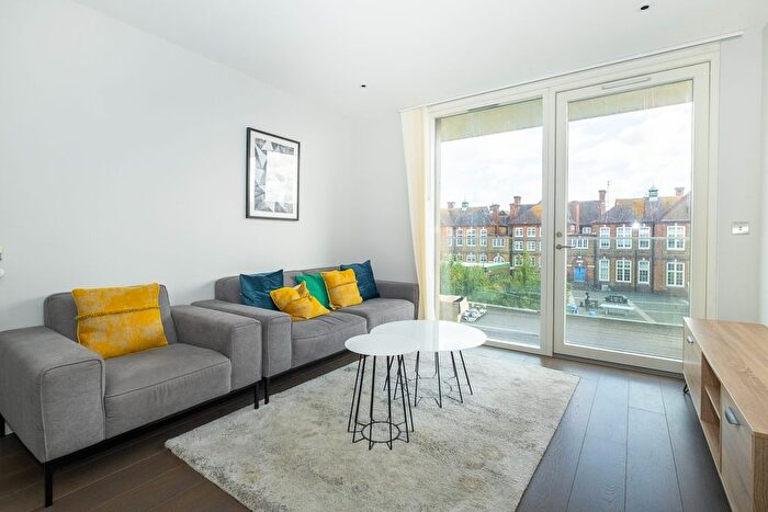 2 Bedroom Flat To Rent In Queenshurst Square, Kingston Upon Thames, KT2