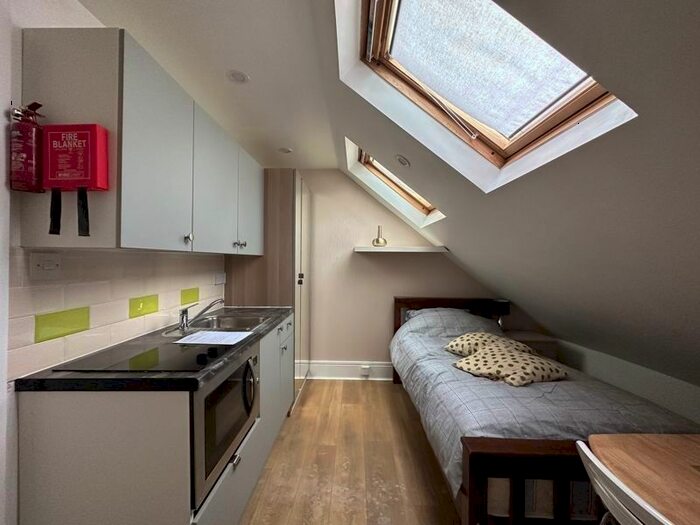 Studio To Rent In Sunningfields Road, London, NW4