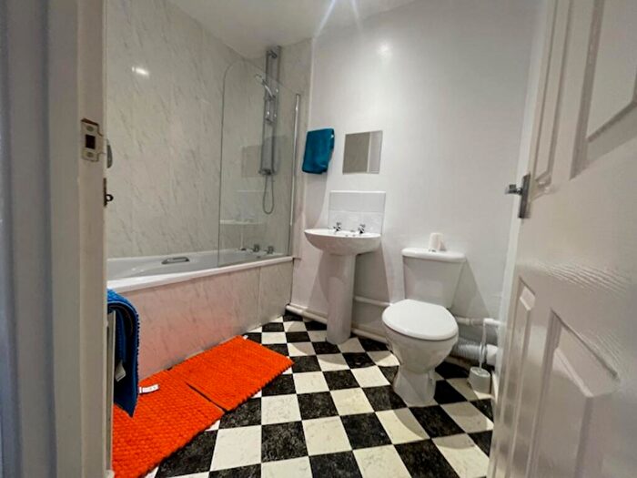 3 Bedroom House To Rent In Meadow Close, Nottingham, NG2